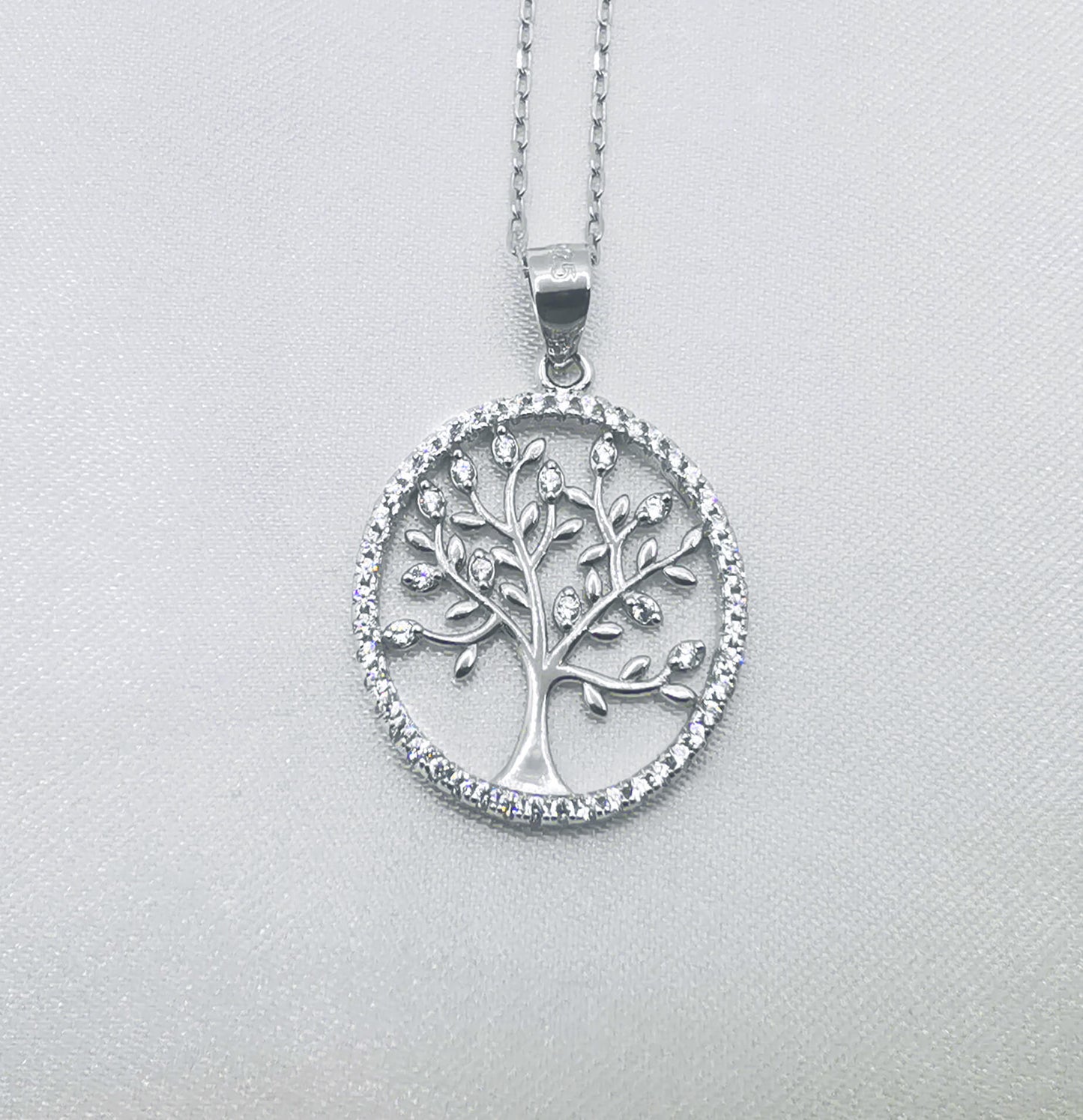 High quality 925 sterling silver tree of life pendant round with cubic zirconia details. Beautiful necklace.