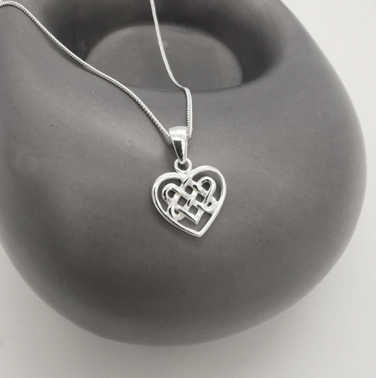 Éire’s Knot – Sterling Silver Celtic Pendant Necklace